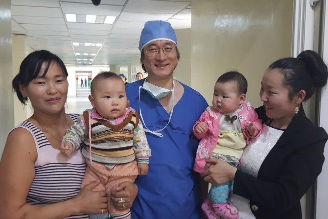 ▲제37회 아산상 의료봉사상 수상자 김웅한 서울대 의대 소아심장혈관흉부외과 교수(가운데)가 몽골에서 심장수술을 받은 환아·보호자와 함께 기념촬영을 하고 있다. (사진제공=아산사회복지재단)
