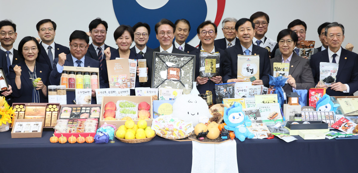 ▲김민석 국무총리가 23일 서울 종로구 정부서울청사 국무위원 대기실에서 열린 농수산식품 소비촉진 행사에서 국무위원들과 추석 민생선물 세트를 들고 기념촬영을 하고 있다. (연합뉴스)