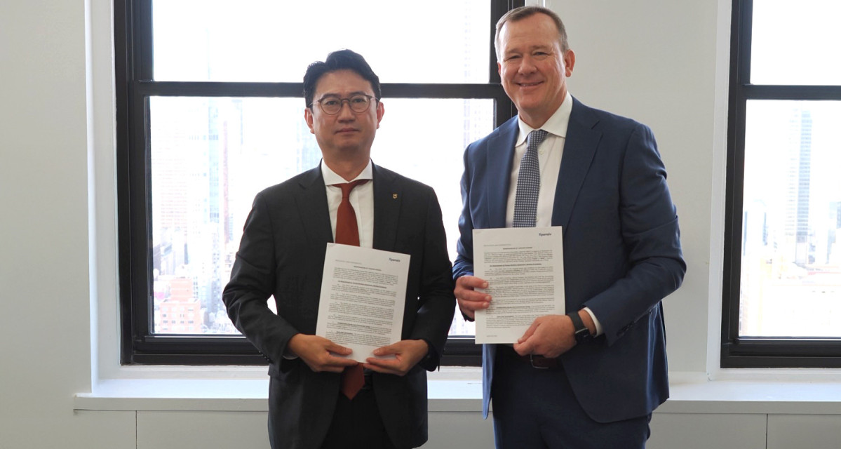 ▲ 박건후 NH투자증권 Client솔루션본부장과 존 멜비 엑스펜시브 대표이사가 22일(현지시각) 엑스펜시브 뉴욕 사무소에서 열린 협약식 후 기념촬영 하고있다. (출처=NH투자증권)
