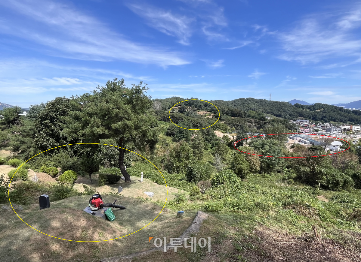 ▲23일 망우역사문화공원에서 바라본 '중흥S-클래스 힐더포레' 예정지와 그 주변 묘소들. 붉은색 동그라미가 쳐진 부분이 아파트 단지 예정지고, 노란색 동그라미는 묘역이다. (정유정 기자 @oiljung)
