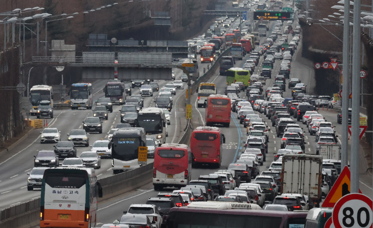 ▲설 명절 연휴 마지막날인 30일 오후 서울 서초구 잠원IC 인근 경부고속도로 양방향에서 차량이 서행하고 있다. (뉴시스)