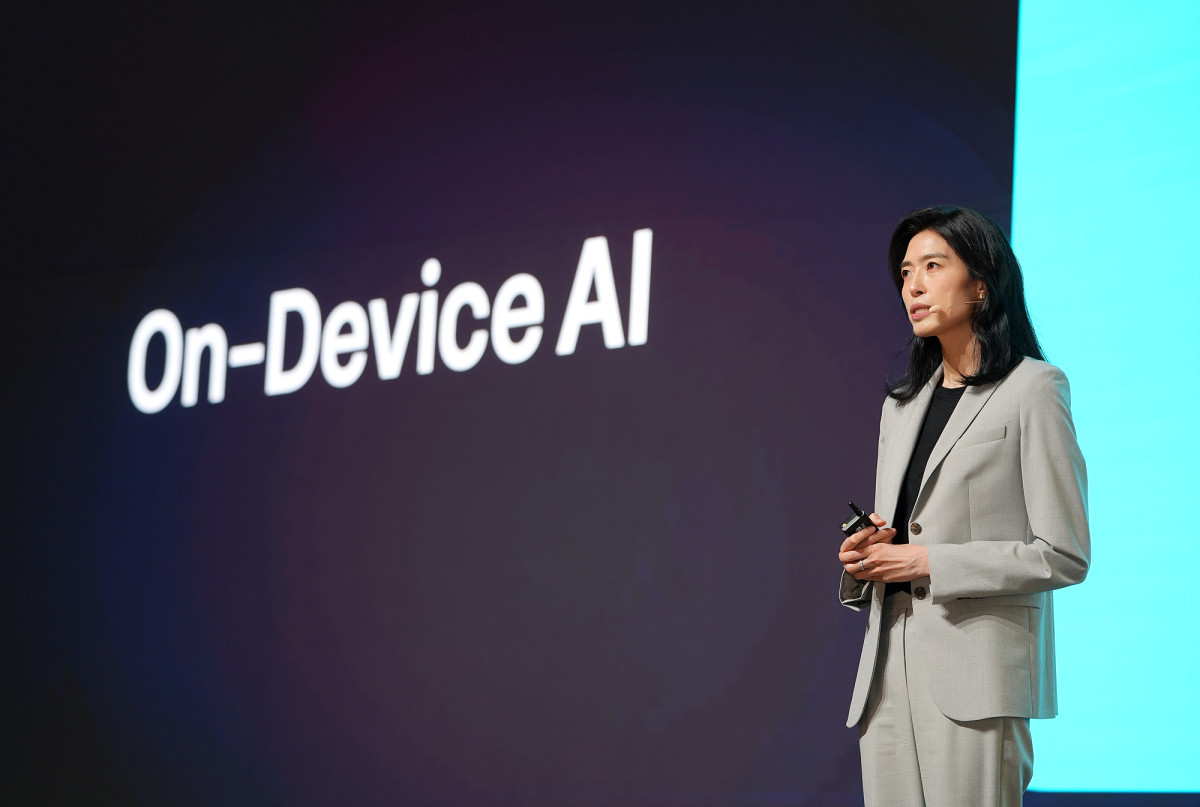 ▲정신아 카카오 대표가 23일 경기도 용인 카카오AI캠퍼스에서 열린 연례 개발자 행사 ‘이프 카카오’에서 기조연설을 하고 있다.  (사진제공=카카오)