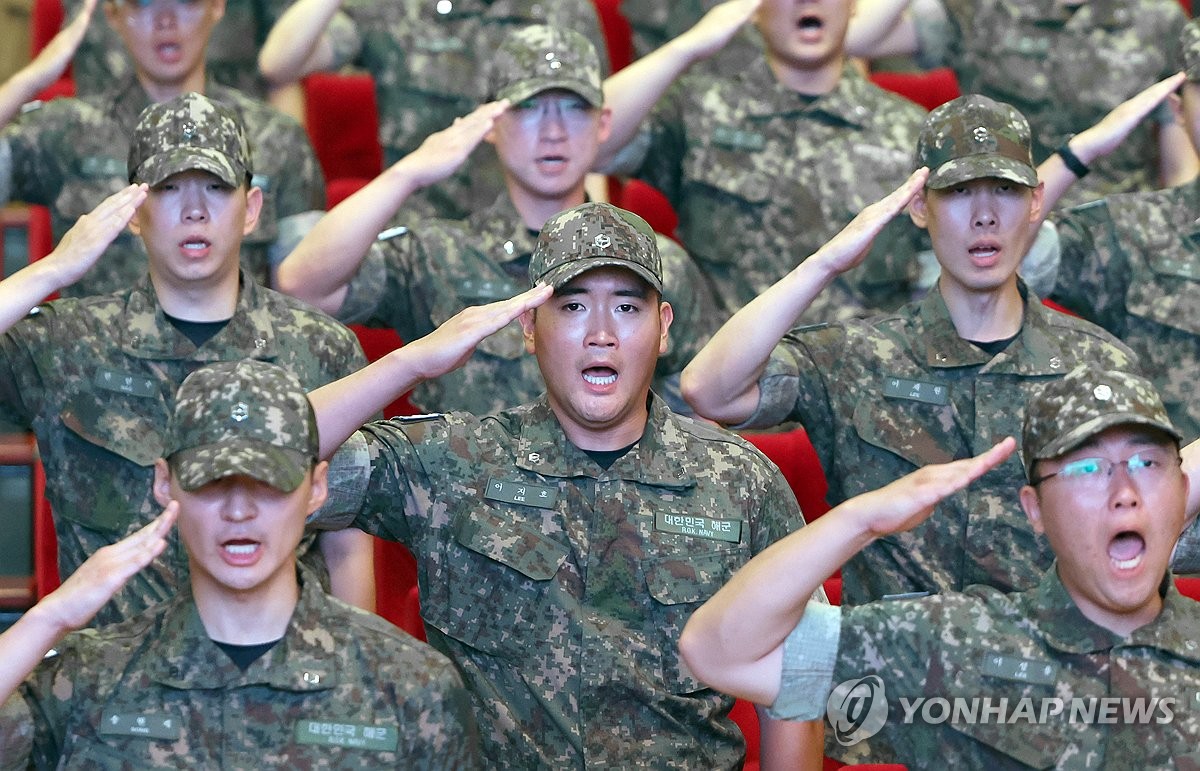 ▲이재용 삼성전자 회장의 장남 이지호 씨가 23일 오전 경남 창원시 진해구 해군사관학교 웅포 강당에서 열린 '제139기 해군 사관후보생 입교식'에서 힘차게 경례하고 있다. 이씨를 포함한 139기는 지난 15일 입영해 보급품 수령, 신체검사 등 1주일간 가입교 기간을 거쳤고, 11주간의 훈련 기간을 포함해 총 39개월 군 생활을 한다. (연합뉴스)