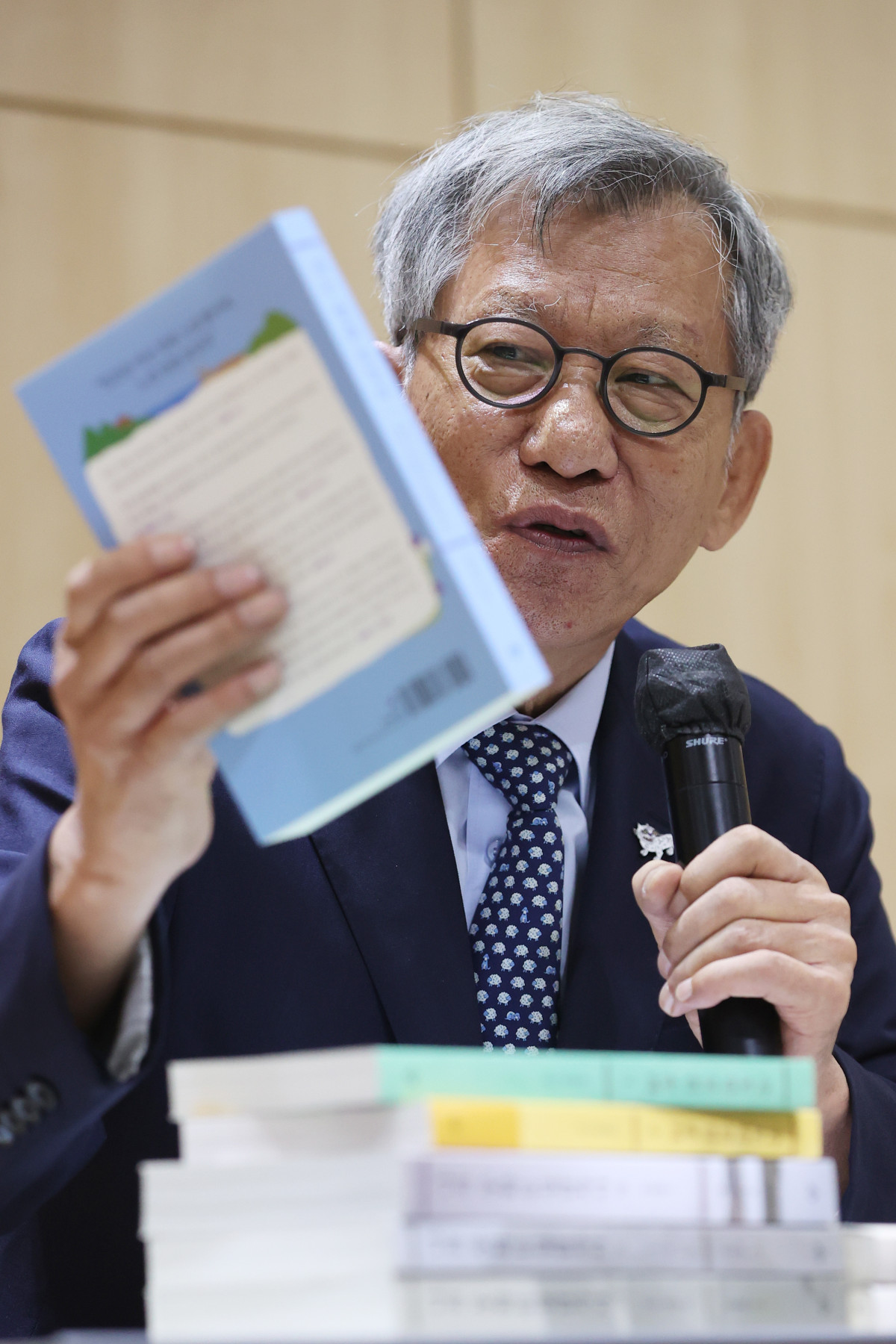 ▲유홍준 국립중앙박물관 관장이 23일 서울 마포구 창비서교빌딩에서 '모두를 위한 한국미술사', '외국인을 위한 한국미술사' 출간 기념 기자간담회를 하고 있다. (연합뉴스)