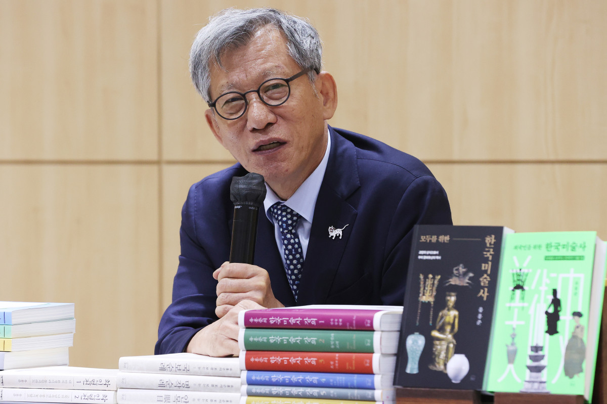 ▲유홍준 국립중앙박물관 관장이 23일 서울 마포구 창비서교빌딩에서 '모두를 위한 한국미술사', '외국인을 위한 한국미술사' 출간 기념 기자간담회를 하고 있다. (연합뉴스)