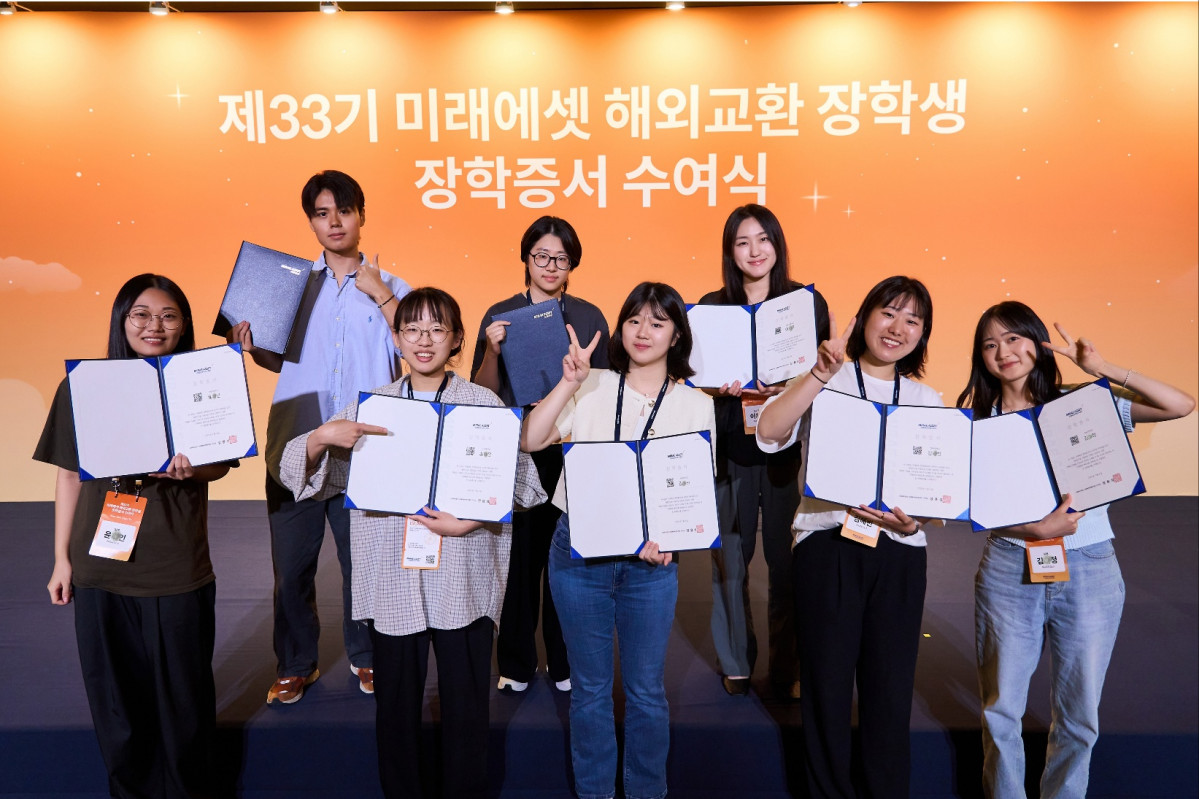 ▲올해 7월 개최된 미래에셋박현주재단 제33기 미래에셋 해외교환 장학생 장학증서 수여식.

  (사진=미래에셋자산운용)