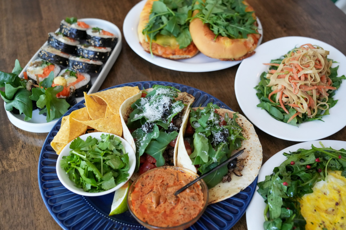 ▲강북구 스마트팜 협력매장에서 판매중인 다양한 요리들. 해당 요리들은 모두 강북구 스마트팜에서 재배된 루꼴라를 사용하고 있다.  시계방향으로 △루꼴라 소세지 야채피자빵(까미노빵집) △루꼴라 반산스(요요네) △루꼴라 감자뢰스티(요요네) △루꼴라 살시치아 타코(봄타코) △루꼴라 크림치즈김밥(4.19국수김밥)  (강북구)