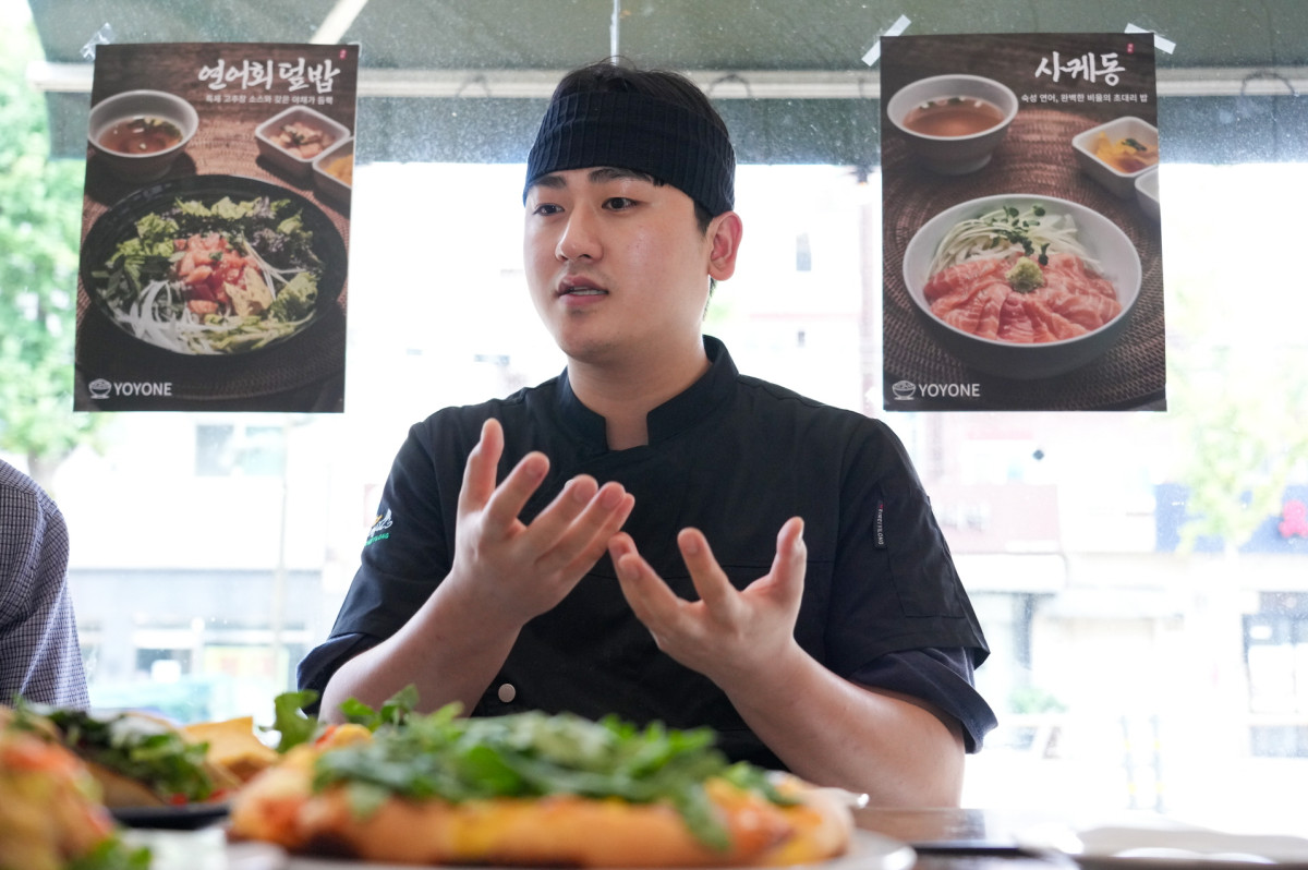 ▲이요한 요요네 대표가 스마트팜 센터에서 공급받은 루꼴라 만든 메뉴에 대해 설명하고 있다. (강북구)