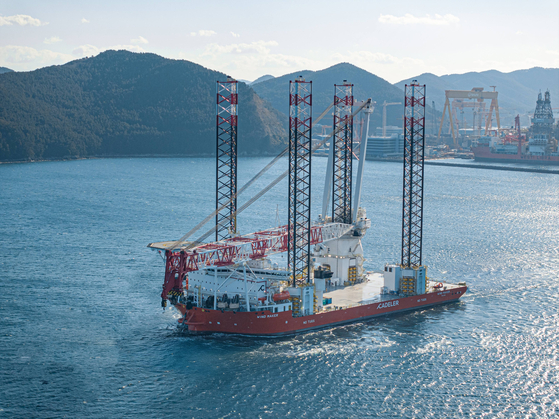 ▲한화오션이 건조해 지난 1월 글로벌 해상풍력기업 카델라에 인도한 해상풍력발전기설치선(WTIV). (한화오션)