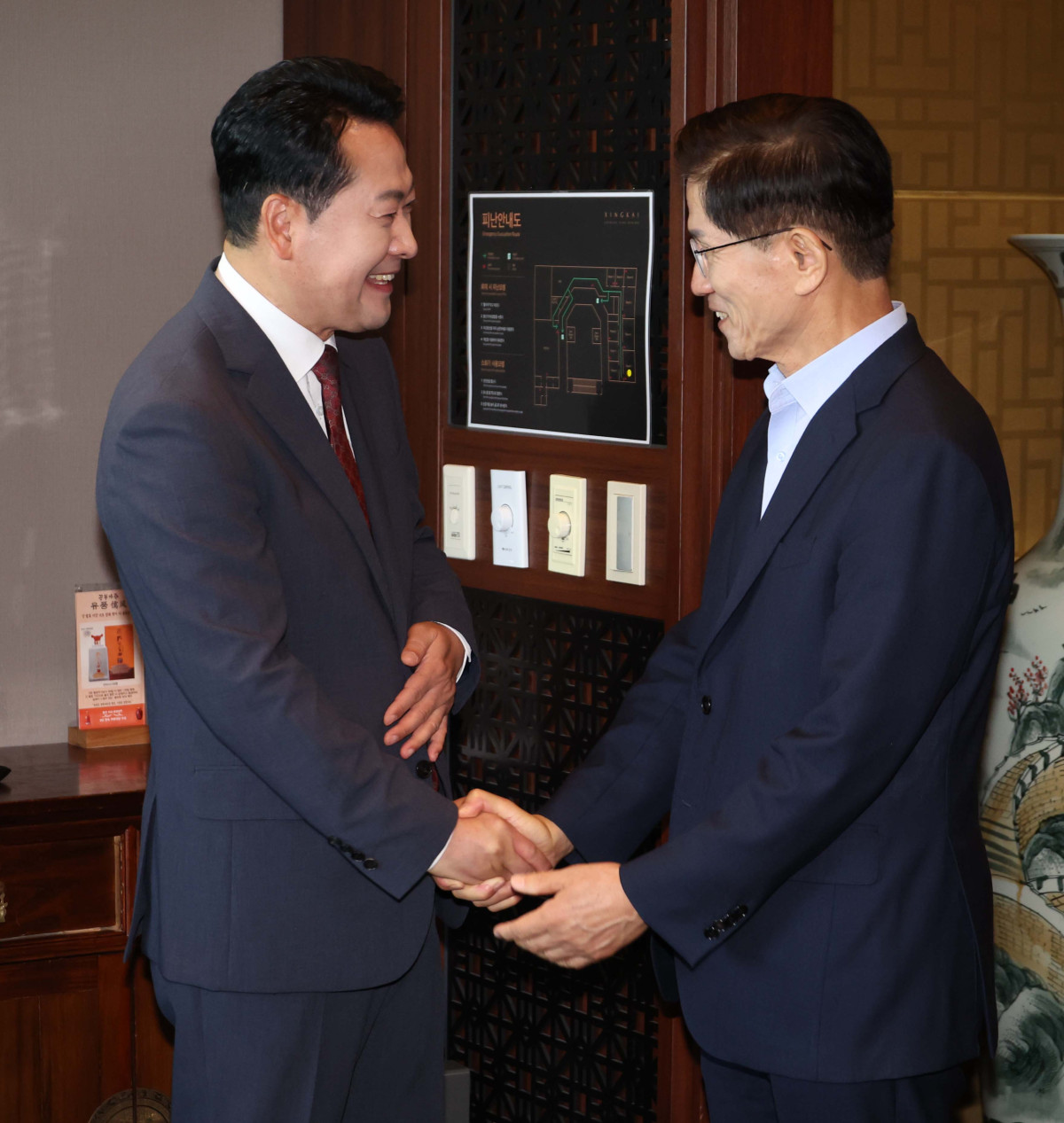 ▲국민의힘 장동혁 대표와 김문수 전 대선 후보가 23일 서울 여의도의 한 식당에서 만나 인사를 나누고 있다. 2025.9.23  (연합뉴스)