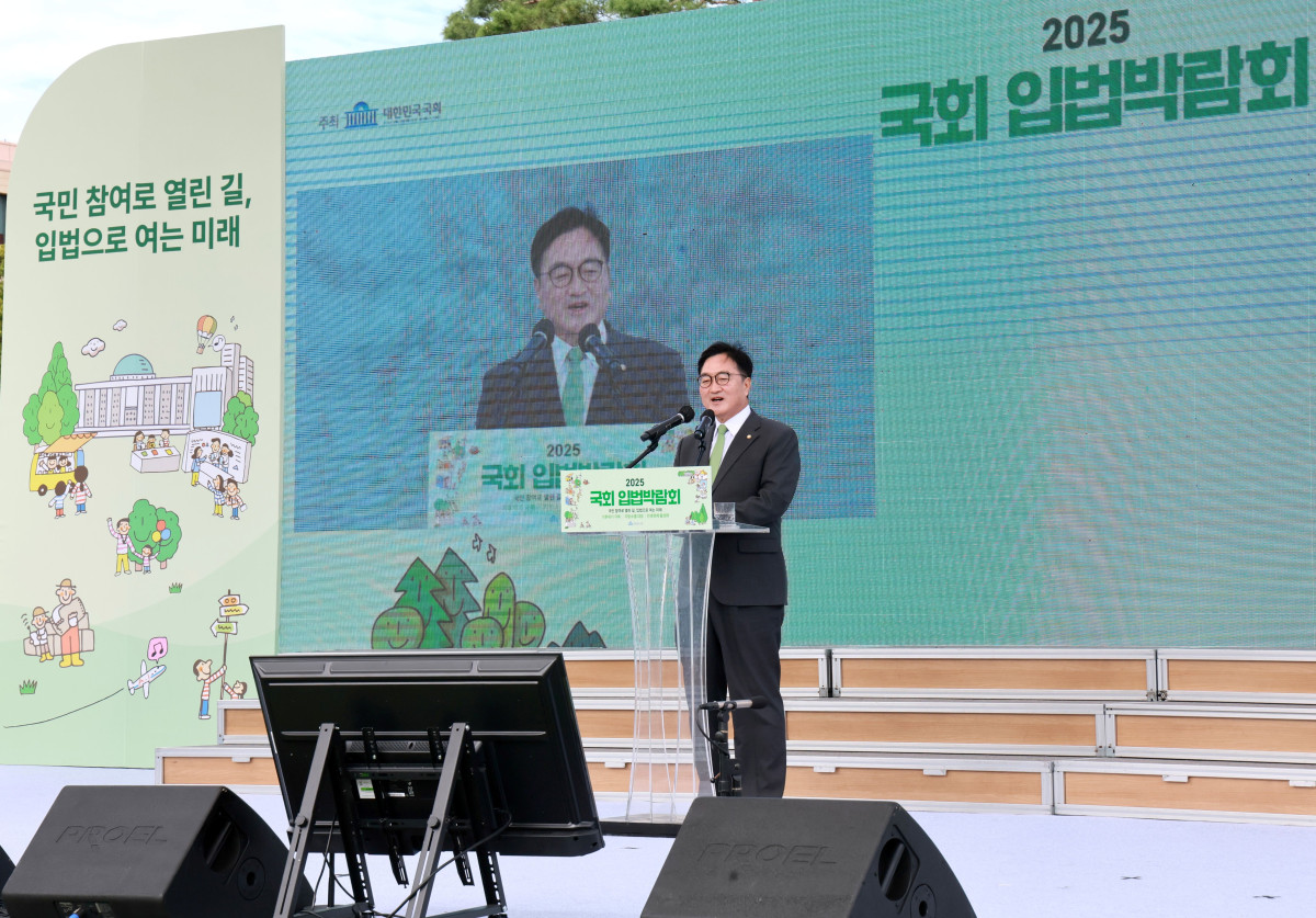 ▲우원식 국회의장이 23일 오전 서울 여의도 국회 잔디광장에서 열린 '2025 국회 입법박람회' 개막식에서 개회사를 하고 있다. (사진제공=국회의장실)