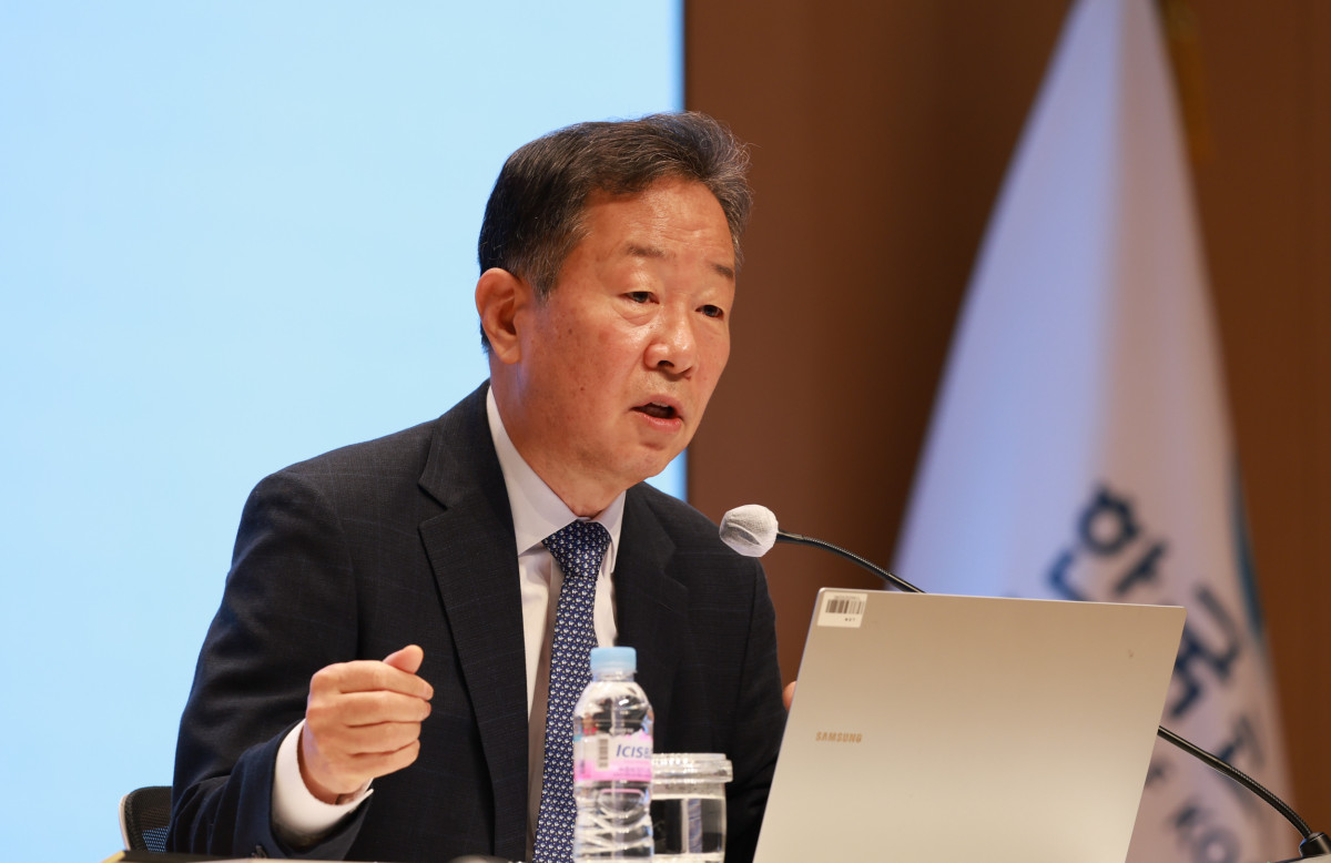 ▲황건일 한국은행 금융통화위원이 23일 오전 한국은행 본부에서 개최된 기자간담회에서 발언하고 있다. (한국은행)