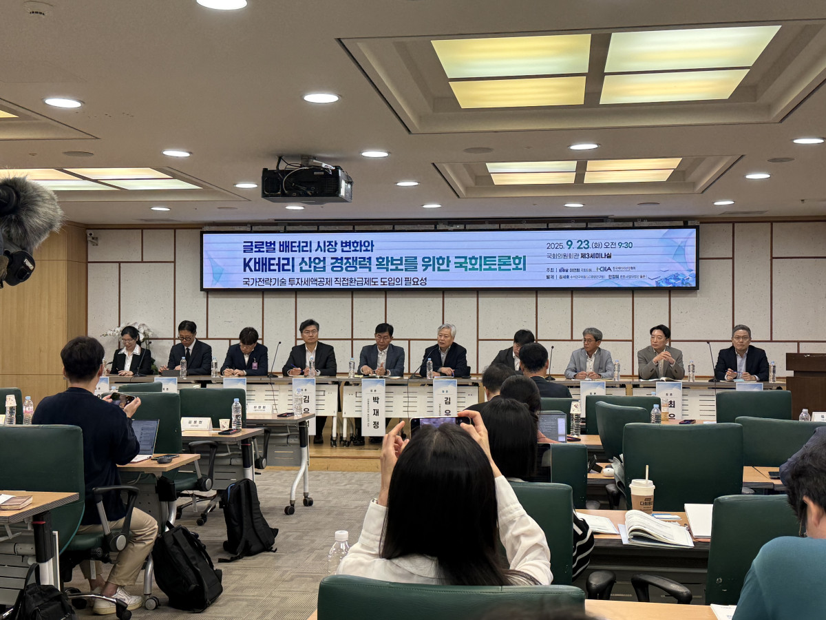 ▲23일 국회 의원회관에서 ‘글로벌 배터리 시장 변화와 K배터리 산업 경쟁력 확보를 위한 토론회’가 열렸다. 김민서 기자 viajeporlune@