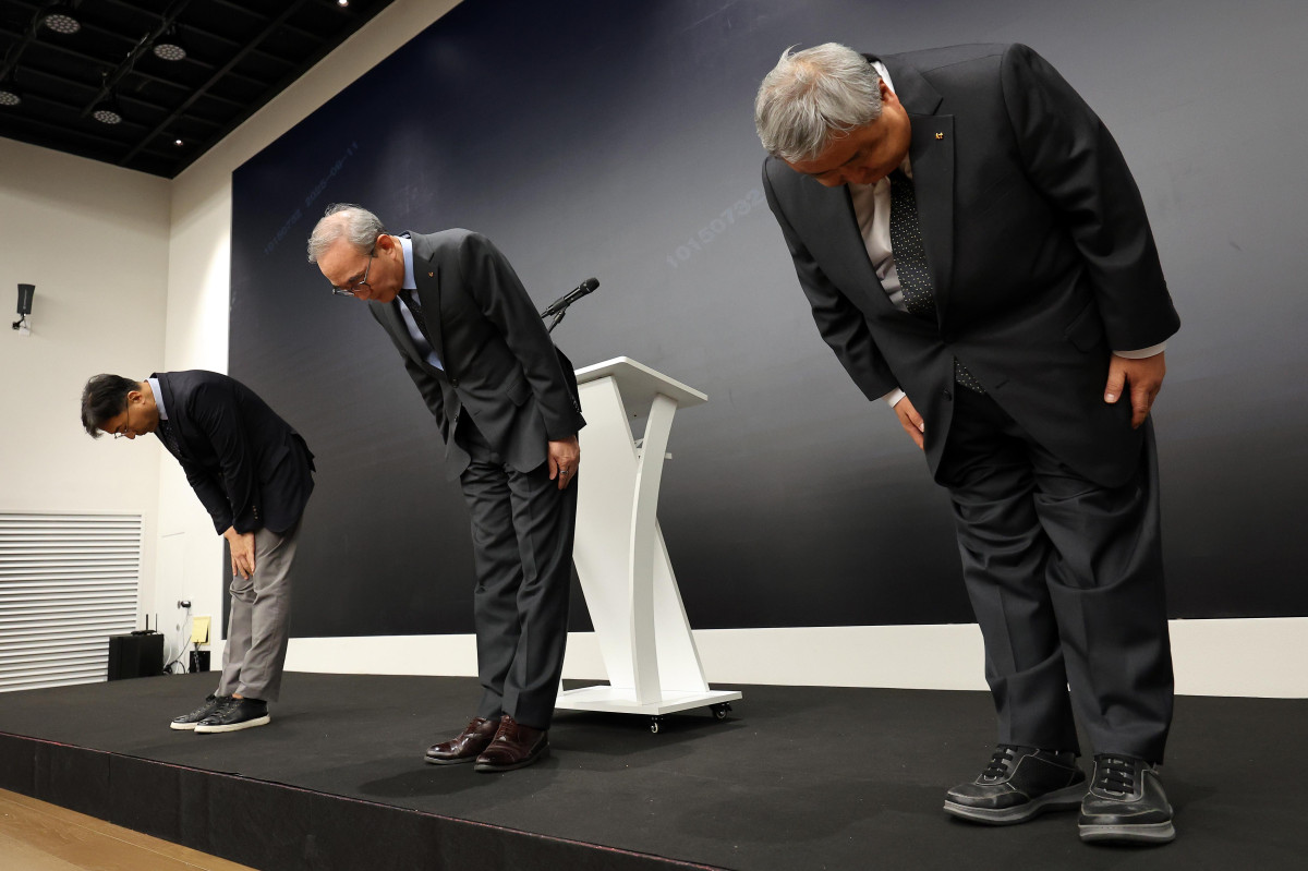 ▲김영섭 KT 대표이사가 11일 서울 종로구 KT 광화문빌딩 웨스트 사옥에서 소액결제 피해 관련 기자 브리핑에 앞서 고개 숙여 사과하고 있다. 왼쪽부터 서창석 KT 네트워크부문장, 김 대표이사, 이현석 KT 고객(Customer)부문장. (뉴시스)