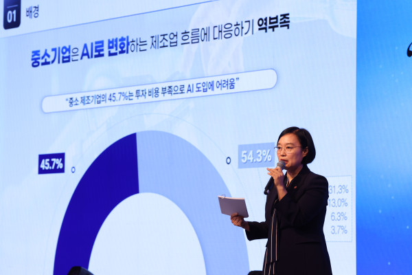 ▲한성숙 중소벤처기업부 장관이 23일 제주 롯데호텔에서 열린 '2025 중소기업 리더스 포럼'에서 중소기업의 인공지능(AI) 혁신과 관련한  정책특강을 하고 있다.  (사진제공=중소기업중앙회 )