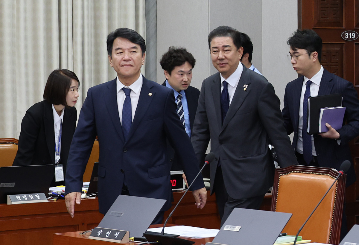▲23일 김병기 더불어민주당 원내대표와 문진석 원내운영수석부대표가 22일 오후 서울 여의도 국회에서 열린 국회운영위원회 전체회의에 참석하고 있다. (사진=뉴시스)