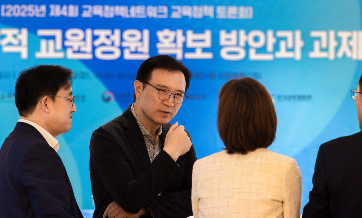 ▲임태희 경기도교육감이 제4회 교육정책네트워크 교육정책 토론회 현장에서 교원정원 확보 방안에 관해 대화하고 있다. (경기도교육청)