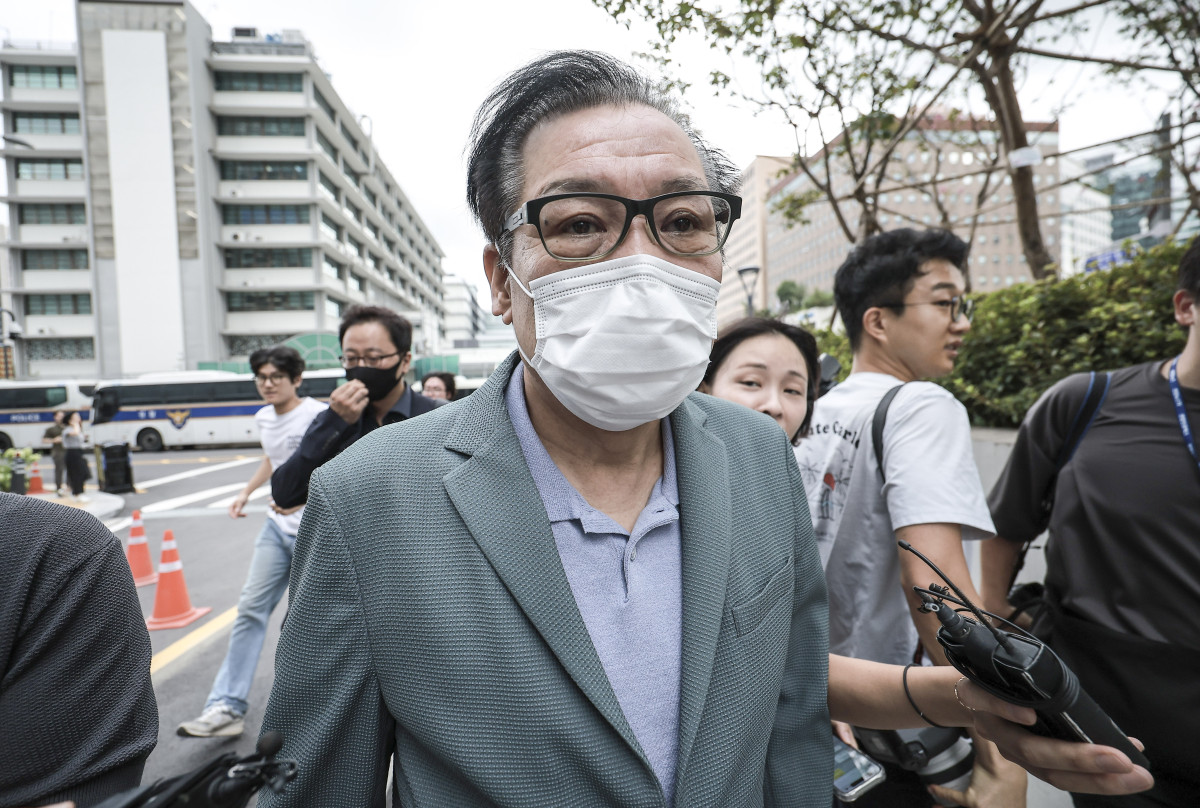 ▲건진법사 전성배씨가 21일 서울 종로구 KT광화문빌딩 웨스트에 마련된 김건희 특검 사무실에 출석하고 있다. 건진법사 전성배씨가 21일 예정된 구속 전 피의자 심문(영장실질심사)에 출석하지 않겠다고 밝혔다. (뉴시스)