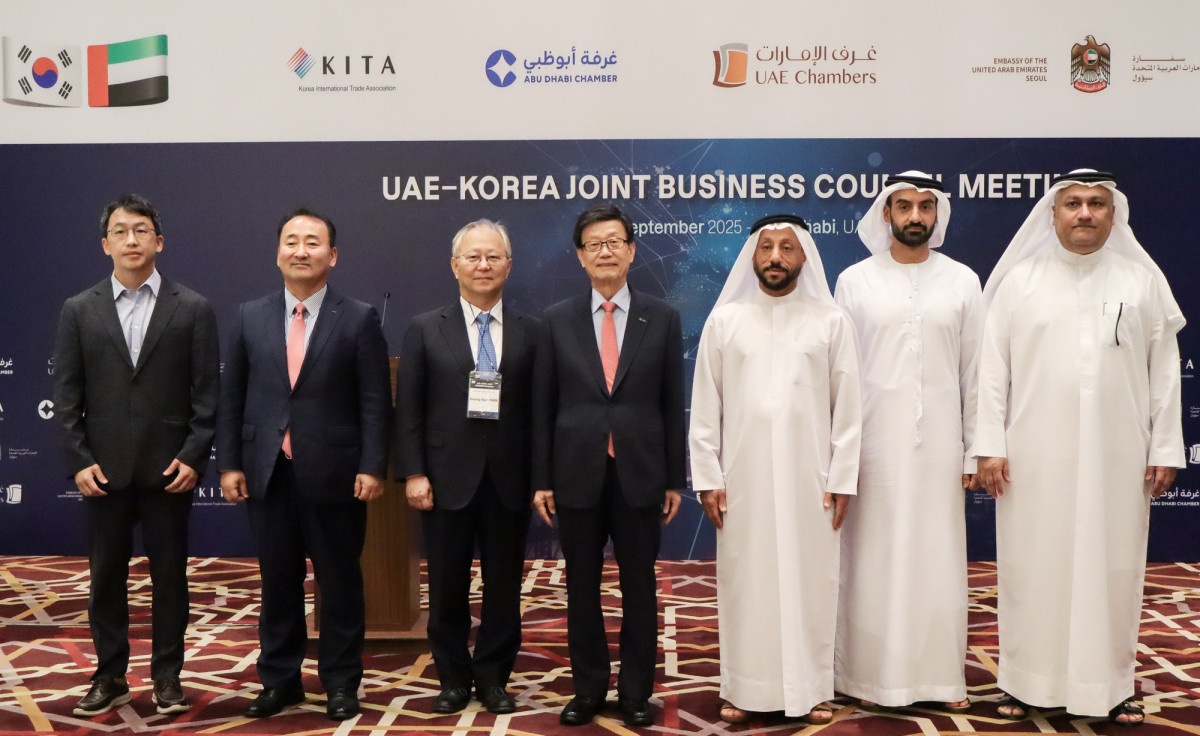 ▲한국무역협회가 22일 아랍에미리트(UAE) 아부다비 릭소스 마리나 호텔에서 개최한 '한-UAE 경제협력위원회' 발족식에서 참석한 주요 인사들이 단체사진을 촬영하고 있다. 천영석(왼쪽부터) 트위니 대표, 오도길 포스코인터내셔널 임원, 박광범 메가젠임플란트 대표, 윤진식 한국무역협회 회장, 압달라 술탄 알 오와이스 UAE 연방상공회의소 부회장, 알리 모하메드 알 마르주키 아부다비상공회의소 사무총장 (사진=한국무역협회)