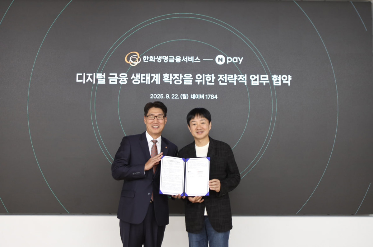 ▲(왼쪽부터) 한화생명금융서비스 최승영 대표이사, 네이버페이 박상진 대표이사가 9월 22일 ‘한화생명금융서비스-네이버페이 업무 협약식’ 현장에서 기념 촬영을 하고 있다. (제공 한)