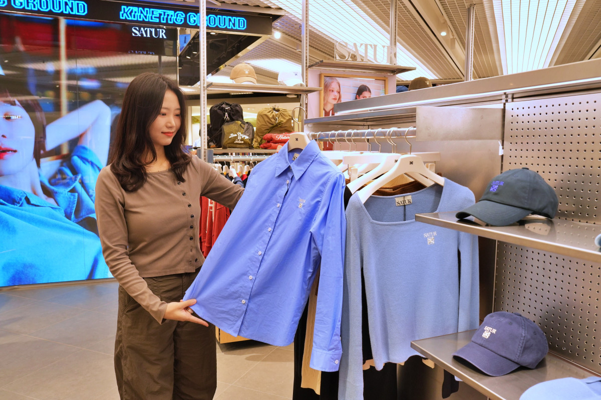 ▲롯데백화점 본점 9층 키네틱 그라운드에서 고객이 상품을 구경하고 있다. (사진제공=롯데백화점)