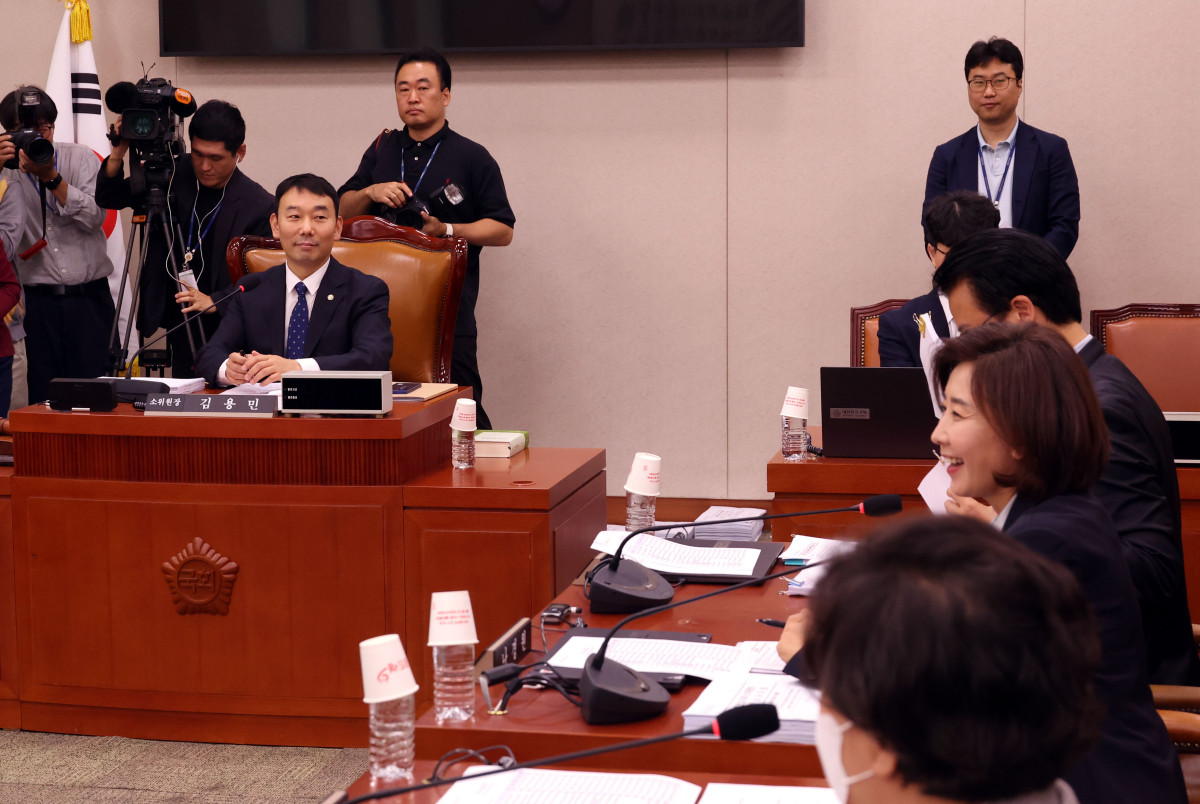 ▲김용민 법제사법위원회 법안심사제1소위원회 위원장과 나경원 국민의힘 의원이 23일 오후 서울 여의도 국회에서 열린 법사위 법안심사제1소위 회의에 앞서 대화를 하며 미소짓고 있다. 2025.09.23. (뉴시스)