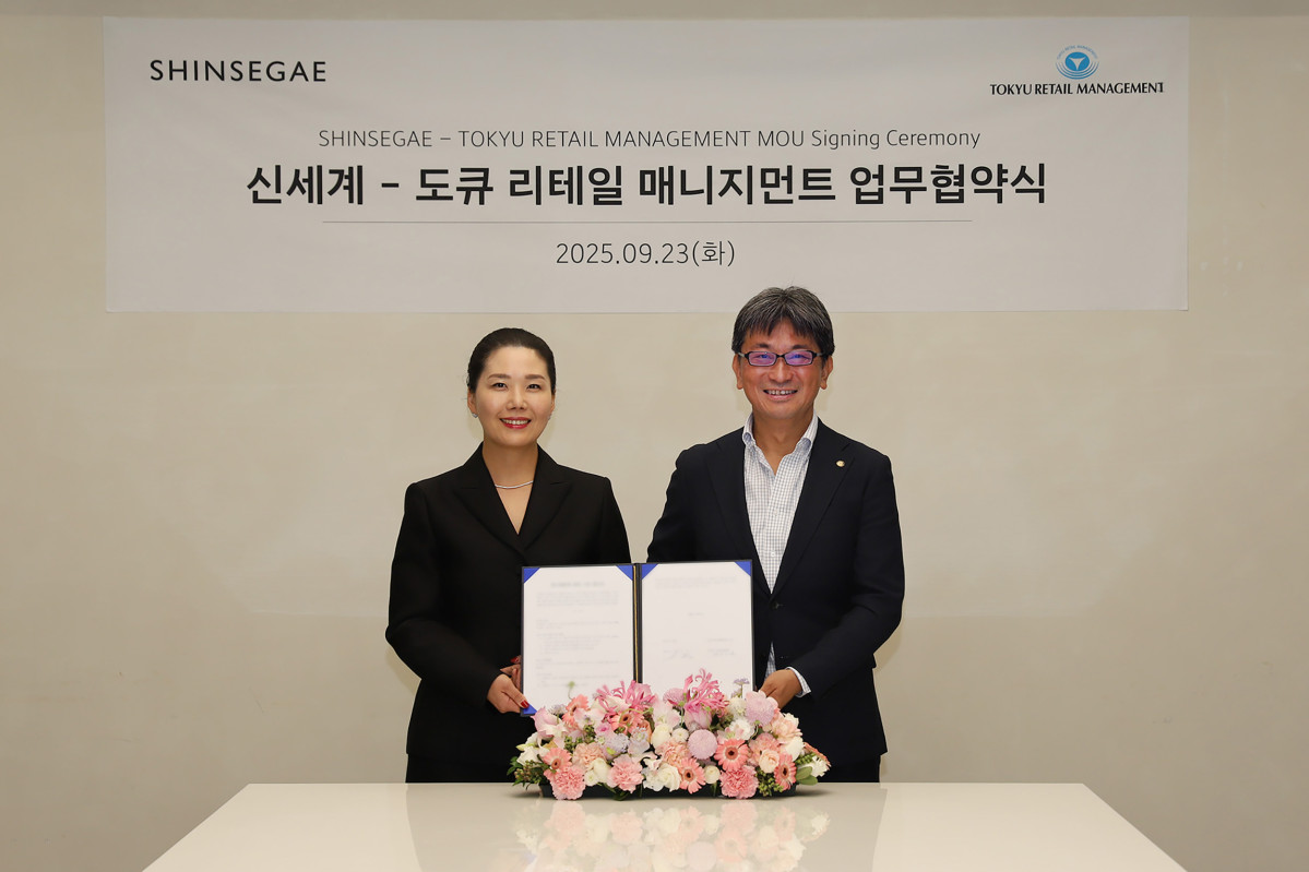 ▲왼쪽부터 장수진 신세계백화점 상품본부장과 홋타 마사미치 도큐 리테일 매니지먼트 대표이사가 23일 서울 서초구 신세계백화점 본사에서 일본 도큐그룹 내 도큐 리테일 매니지먼트와 한일 컨텐츠 교류 및 비즈니스 모델 강화를 위한 업무협약(MOU)을 체결한 뒤 기념 사진을 촬영하고 있다. (사진제공=신세계백화점)