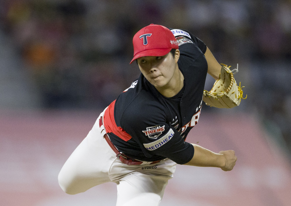 ▲23일 인천 미추홀구 SSG랜더스필드에서 열린 2025 KBO리그 KIA 타이거즈와 SSG 랜더스의 경기, 1회말 기아 타이거즈 선발 김태형이 공을 던지고 있다. (뉴시스)