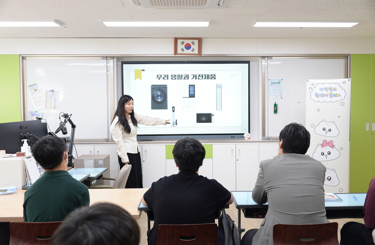 ▲LG전자가 23일 서울특별시 서초구에 위치한 사립특수학교 ‘다니엘학교’에서 장애 아동·청소년들을 대상으로 전자제품 발명 및 접근성 주제의 체험 교육을 진행했다. 이번 교육은 LG전자의 ‘가전학교 원데이 클래스’와 특허청 산하 한국발명진흥회의 ‘찾아가는 발명체험교실’을 연계해 구성됐다.  (사진제공-LG전자)
