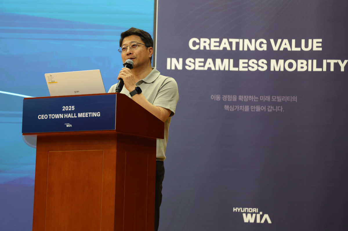 ▲현대위아 권오성 대표이사가 23일 경기도 의왕시 현대위아 의왕연구소에서 열린 ‘CEO 타운홀 미팅’에서 경영 방향에 대해 설명하고 있다.  (사진=현대위아)