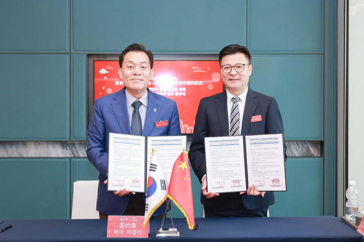 ▲이재준 수원시장이 전략적 업무 협약 체결 후 린펑 동방미곡 총괄사장과 기념촬영을 하고 있다. (수원특례시)