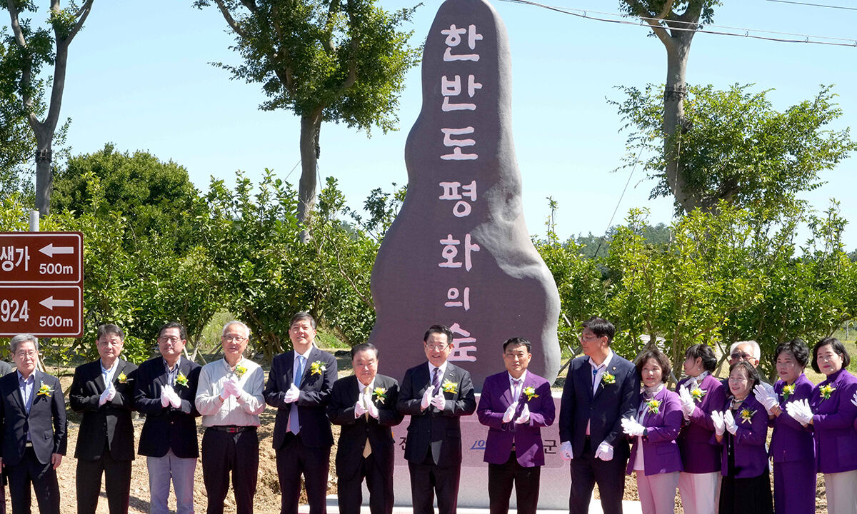 ▲김영록 전남도지사가 신안군 하의도에서 열린 신안 ‘한반도 평화의 숲’ 준공식 행사에서 주요 내빈들과 제막식을 하고 있다.  (사진제공=전남도)