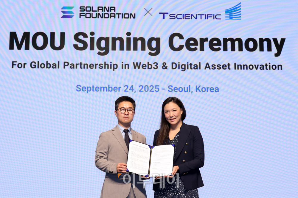▲릴리 리우(Lily Liu)(오른쪽) 솔라나 재단 회장과 유승재 티사이언티픽 대표가 24일 서울 서초구 JW메리어트 호텔 서울 그랜드볼룸에서 대한민국 웹3(Web3) 산업의 발전과 양 기관의 공동 이익 증진을 위해 포괄적 업무협약(MOU)을 체결하고 있다. 고이란 기자 photoeran@