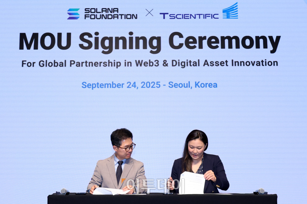 ▲릴리 리우(Lily Liu)(오른쪽) 솔라나 재단 회장과 유승재 티사이언티픽 대표가 24일 서울 서초구 JW메리어트 호텔 서울 그랜드볼룸에서 대한민국 웹3(Web3) 산업의 발전과 양 기관의 공동 이익 증진을 위해 포괄적 업무협약(MOU)을 체결하고 있다. 고이란 기자 photoeran@