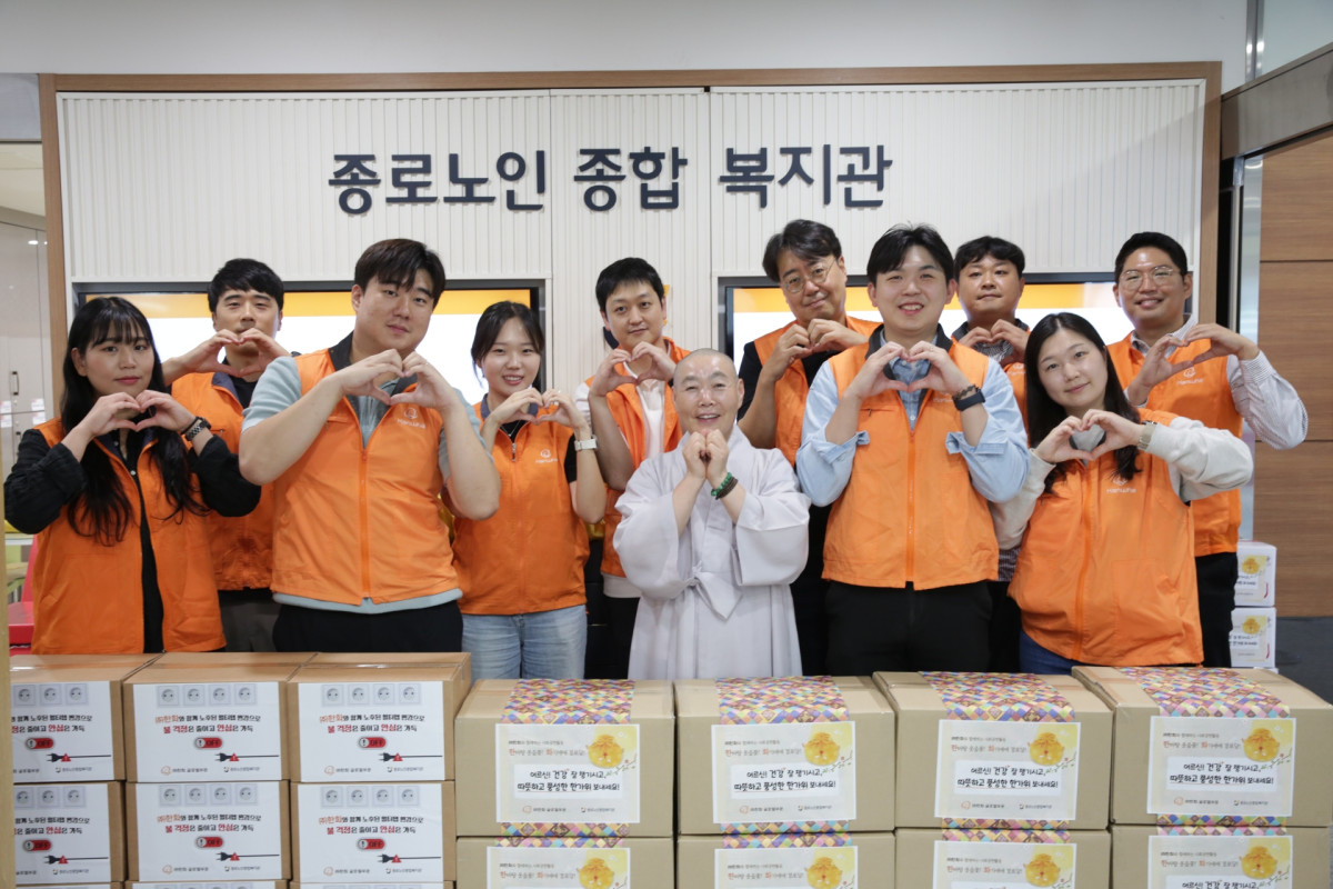 ▲㈜한화 글로벌부문 임직원 봉사단이 서울 종로노인종합복지관장(정관 스님)과 기념촬영을 하고 있다. (㈜한화 )