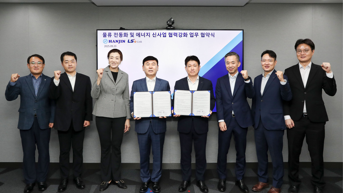 ▲한진과 LS이링크가 물류 전동화 및 에너지 신사업 협력 강화를 위한 MOU를 체결하고 기념사진을 촬영하고 있다. 왼쪽 세 번째부터 조현민 사장, 노삼석 대표이사 사장, LS 이링크 김대근 대표이사. (사진=한진)