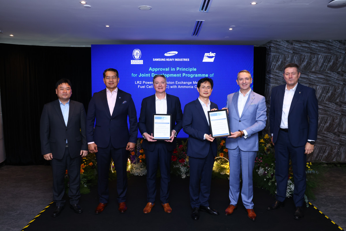 ▲(오른쪽부터) Drago Pinteric BV선급 부사장, Alex Gregg Smitch BV선급 선임 부사장, 장해기 삼성중공업 기술개발본부 부사장, Nick Potter AET CEO&사장, Zahid Osman MISC CEO&사장, 김동주 삼성중공업 기술영업팀장이 기본설계 인증(AiP) 수여식 기념사진을 촬영하고 있다. (사진= 삼성중공업)