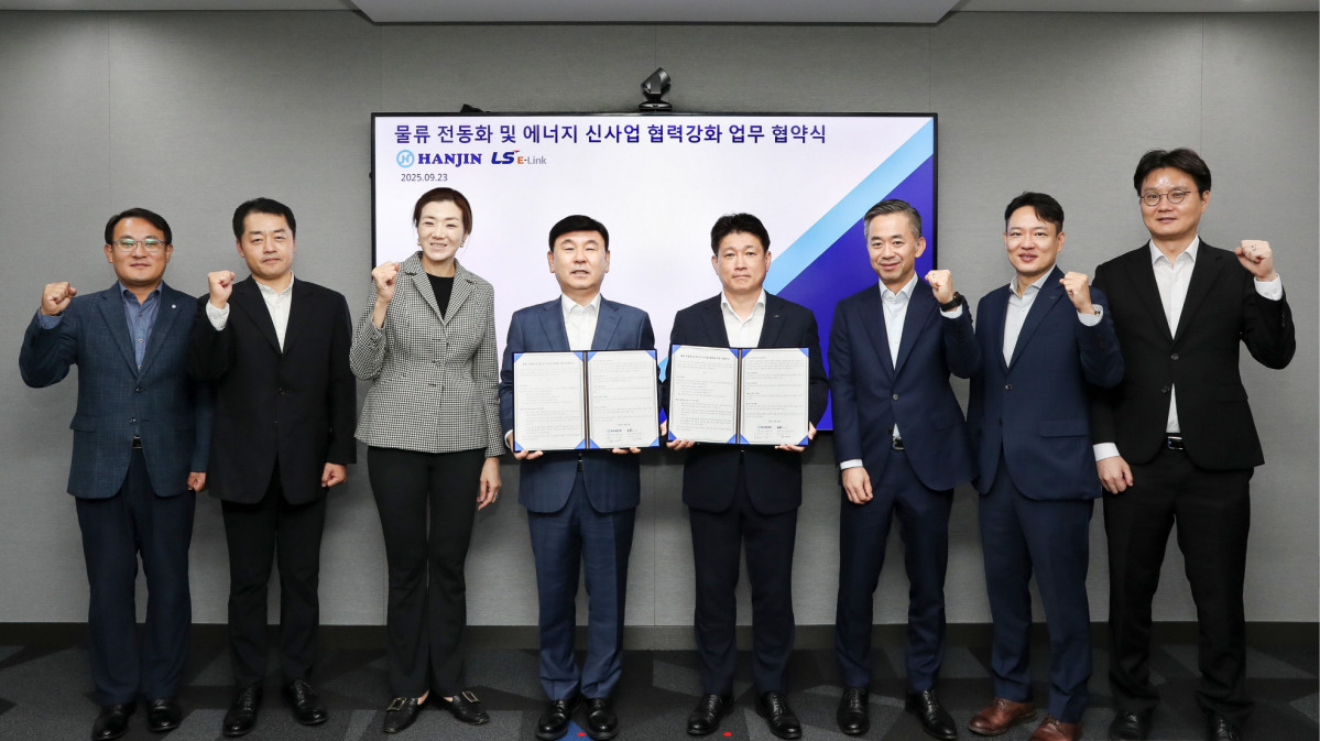 ▲LS이링크와 ㈜한진 임직원이 물류 인프라 전동화 및 전력 신사업 협력 강화를 위한 업무협약을 체결하고 기념사진을 촬영하고 있다. 오른쪽 4번째부터 김대근 LS이링크 대표, 노삼석 한진 대표이사 사장, 조현민 한진 사장 (사진제공-LS)