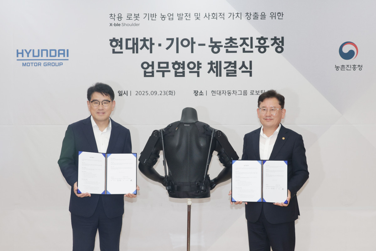 ▲이승돈 농촌진흥청장(오른쪽)과 양희원 현대차·기아 R&D본부장이 23일 현대차·기아 의왕연구소에서 ‘착용 로봇 기반 농업 발전 및 사회적 가치 창출을 위한 업무협약(MOU)’을 체결한 후 기념 촬영을 하고 있다. (사진제공=농촌진흥청)