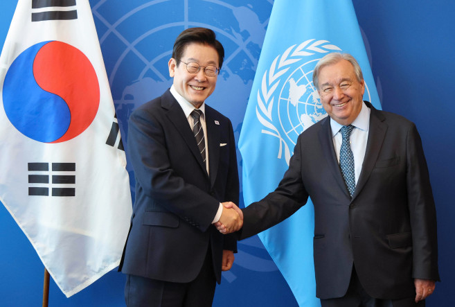 ▲이재명 대통령이 23일(현지시간) 미국 뉴욕 유엔본부에서 안토니우 구테흐스 사무총장을 접견하며 악수하고 있다.  (연합뉴스)