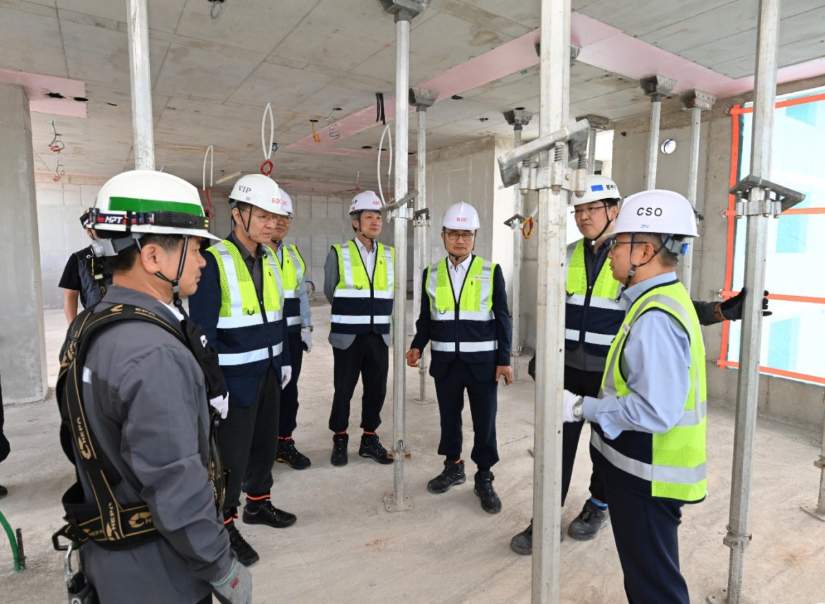 ▲HDC현대산업개발은 23일 광주 센테니얼 아이파크 현장에서 시공혁신단 주관의 산학연 연합자문을 진행했다. 사진 오른쪽부터 HDC현대산업개발 조태제 대표이사(CSO)ㆍ민성우 건축본부장ㆍ박호종 시공혁신단 부단장과 홍건호 한국콘크리트학회장. (사진제공=HDC현대산업개발)