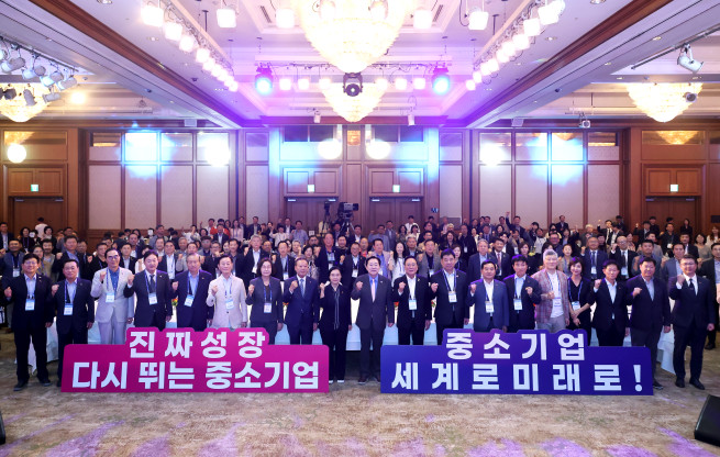 ▲23일 제주 롯데호텔에서 열린 '2025 중소기업 리더스포럼'에서 참석자들이 기념 촬영을 하고 있다. (사진제공＝중소기업중앙회)