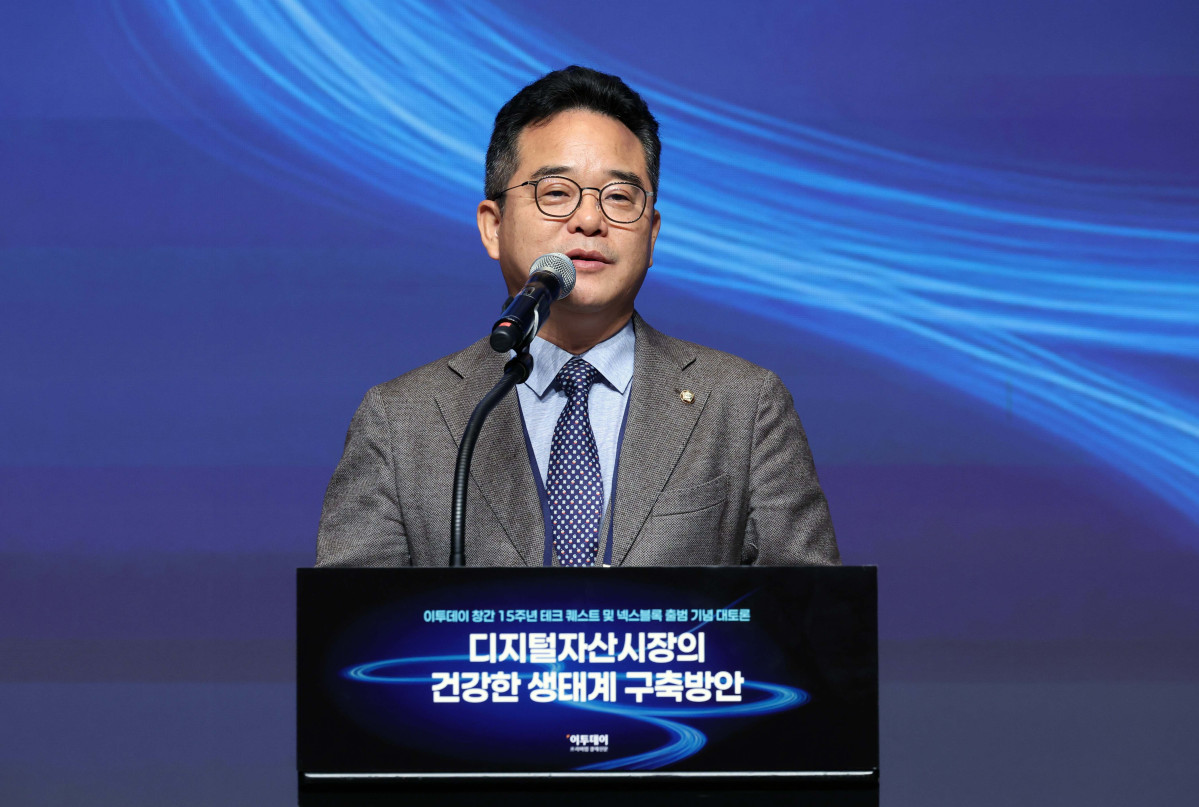 ▲민병덕 더불어민주당 의원이 24일 서울 서초구 JW메리어트 호텔 서울 그랜드볼룸에서 열린 이투데이 창간 15주년 테크퀘스트 및 넥스블록출범 기념 대토론 '디지털자산시장의 건강한 생태계 구축방안'에서 축사를 하고 있다. 이번 대토론에서는 가상자산 정책 방향과 산업 혁신, 글로벌 동향을 폭넓게 조망하며 시장의 안정적 발전을 위한 구체적 해법을 모색하고 향후 금융산업의 나아갈 길에 대한 심도 있는 통찰을 제시한다. 신태현 기자 holjjak@
