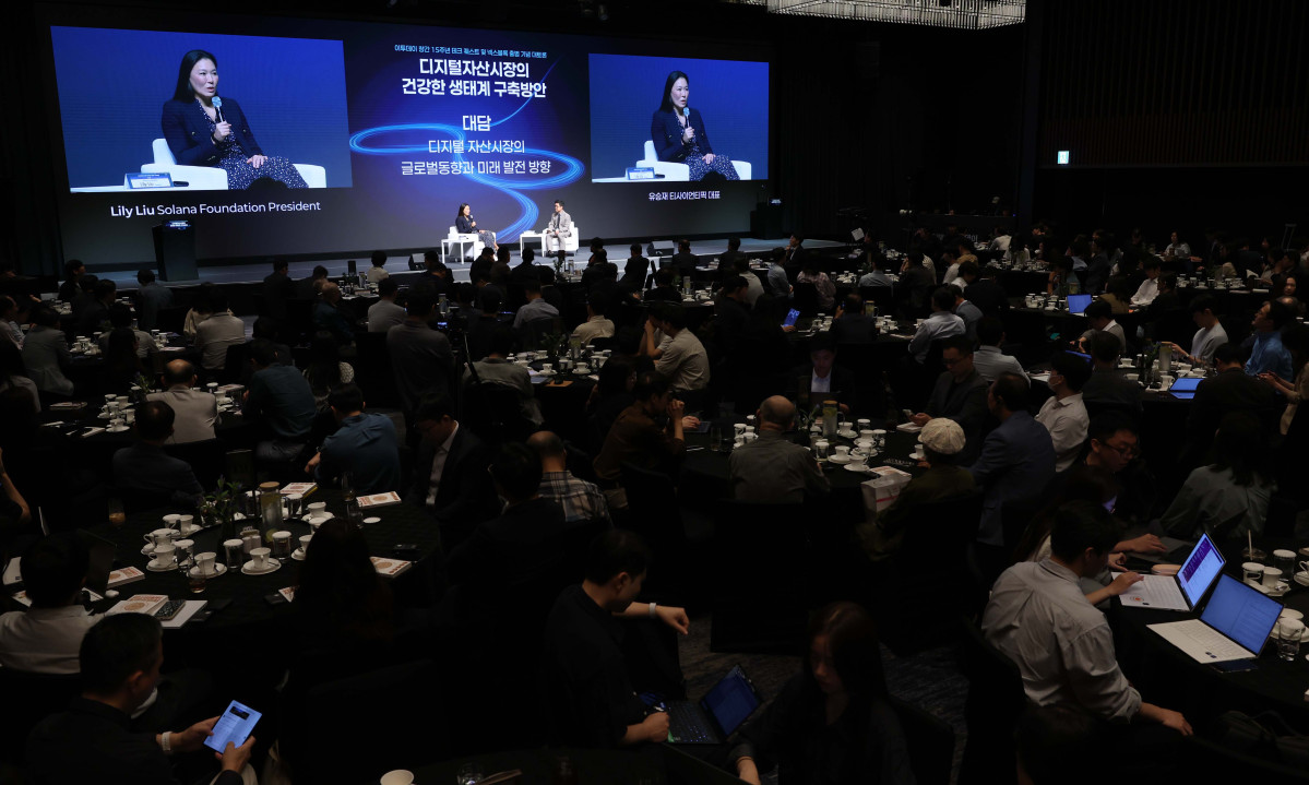 ▲릴리 리우(Lily Liu) 솔라나재단 회장이 24일 서울 서초구 JW메리어트 호텔 서울 그랜드볼룸에서 열린 이투데이 창간 15주년 테크퀘스트 및 넥스블록출범 기념 대토론 ‘디지털자산시장의 건강한 생태계 구축방안’에서 ‘디지털자산시장의 글로벌동향과 미래 발전 방향’에 대해 유승재 티사이언티픽 대표와 대담하고 있다. 이번 대토론에서는 가상자산 정책 방향과 산업 혁신, 글로벌 동향을 폭넓게 조망하며 시장의 안정적 발전을 위한 구체적 해법을 모색하고 향후 금융산업의 나아갈 길에 대한 심도 있는 통찰을 제시한다. 신태현 기자 holjjak@
