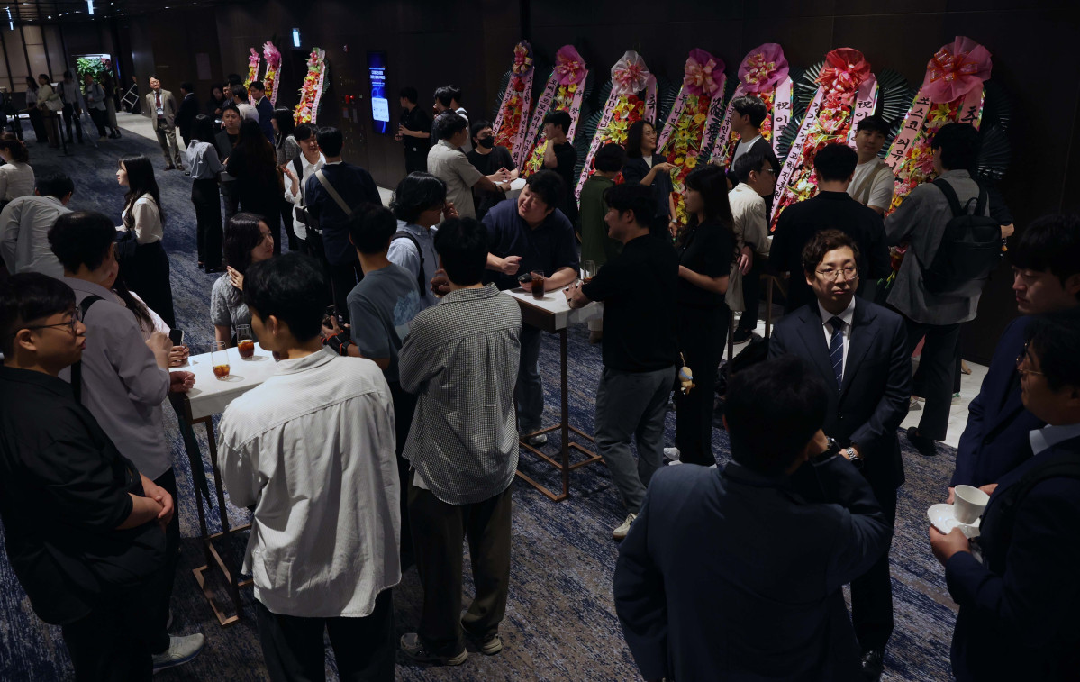 ▲24일 서울 서초구 JW메리어트 호텔 서울 그랜드볼룸에서 열린 이투데이 창간 15주년 테크퀘스트 및 넥스블록출범 기념 대토론 '디지털자산시장의 건강한 생태계 구축방안'에서 참석자들이 행사 시작 전 로비에서 환담하고 있다. 이번 대토론에서는 가상자산 정책 방향과 산업 혁신, 글로벌 동향을 폭넓게 조망하며 시장의 안정적 발전을 위한 구체적 해법을 모색하고 향후 금융산업의 나아갈 길에 대한 심도 있는 통찰을 제시한다. 신태현 기자 holjjak@