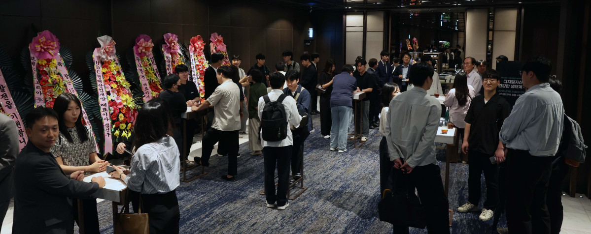 ▲24일 서울 서초구 JW메리어트 호텔 서울 그랜드볼룸에서 열린 이투데이 창간 15주년 테크퀘스트 및 넥스블록출범 기념 대토론 '디지털자산시장의 건강한 생태계 구축방안'에서 참석자들이 행사 시작 전 로비에서 환담하고 있다. 이번 대토론에서는 가상자산 정책 방향과 산업 혁신, 글로벌 동향을 폭넓게 조망하며 시장의 안정적 발전을 위한 구체적 해법을 모색하고 향후 금융산업의 나아갈 길에 대한 심도 있는 통찰을 제시한다. 신태현 기자 holjjak@