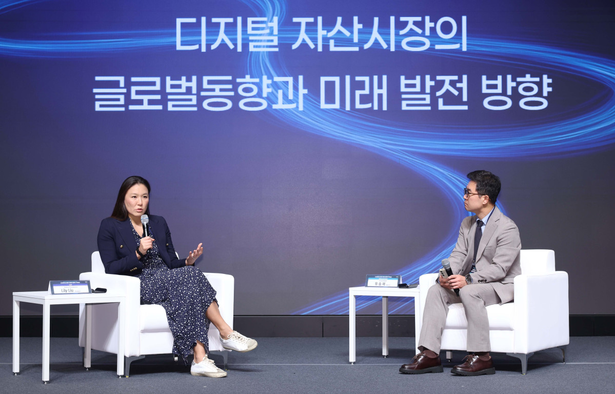 ▲릴리 리우(Lily Liu) 솔라나재단 회장이 24일 서울 서초구 JW메리어트 호텔 서울 그랜드볼룸에서 열린 이투데이 창간 15주년 테크퀘스트 및 넥스블록출범 기념 대토론 ‘디지털자산시장의 건강한 생태계 구축방안’에서 ‘디지털자산시장의 글로벌동향과 미래 발전 방향’에 대해 유승재 티사이언티픽 대표와 대담하고 있다. 이번 대토론에서는 가상자산 정책 방향과 산업 혁신, 글로벌 동향을 폭넓게 조망하며 시장의 안정적 발전을 위한 구체적 해법을 모색하고 향후 금융산업의 나아갈 길에 대한 심도 있는 통찰을 제시한다. 신태현 기자 holjjak@