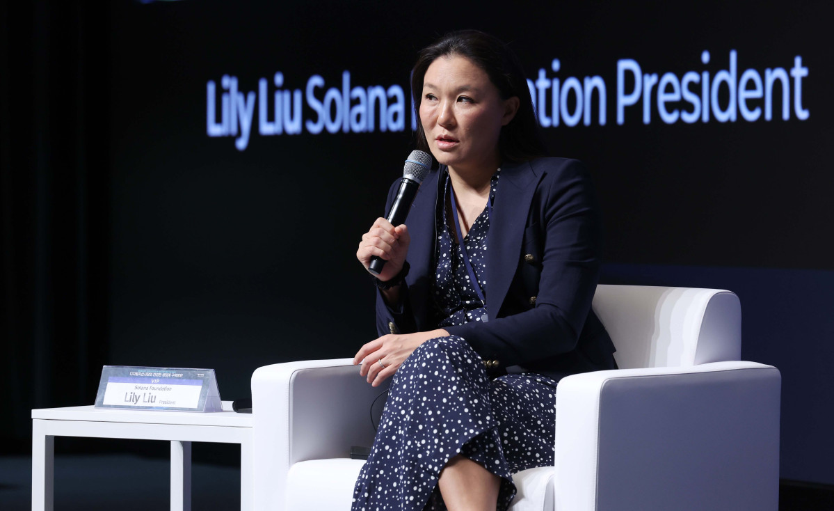 ▲릴리 리우(Lily Liu) 솔라나재단 회장이 24일 서울 서초구 JW메리어트 호텔 서울 그랜드볼룸에서 열린 이투데이 창간 15주년 테크퀘스트 및 넥스블록출범 기념 대토론 ‘디지털자산시장의 건강한 생태계 구축방안’에서 ‘디지털자산시장의 글로벌동향과 미래 발전 방향’에 대해 유승재 티사이언티픽 대표와 대담하고 있다. 이번 대토론에서는 가상자산 정책 방향과 산업 혁신, 글로벌 동향을 폭넓게 조망하며 시장의 안정적 발전을 위한 구체적 해법을 모색하고 향후 금융산업의 나아갈 길에 대한 심도 있는 통찰을 제시한다. 신태현 기자 holjjak@