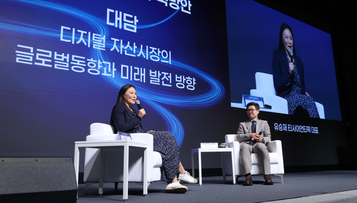 ▲릴리 리우(Lily Liu) 솔라나재단 회장이 24일 서울 서초구 JW메리어트 호텔 서울 그랜드볼룸에서 열린 이투데이 창간 15주년 테크퀘스트 및 넥스블록출범 기념 대토론 ‘디지털자산시장의 건강한 생태계 구축방안’에서 ‘디지털자산시장의 글로벌동향과 미래 발전 방향’에 대해 유승재 티사이언티픽 대표와 대담하고 있다. 이번 대토론에서는 가상자산 정책 방향과 산업 혁신, 글로벌 동향을 폭넓게 조망하며 시장의 안정적 발전을 위한 구체적 해법을 모색하고 향후 금융산업의 나아갈 길에 대한 심도 있는 통찰을 제시한다. 신태현 기자 holjjak@