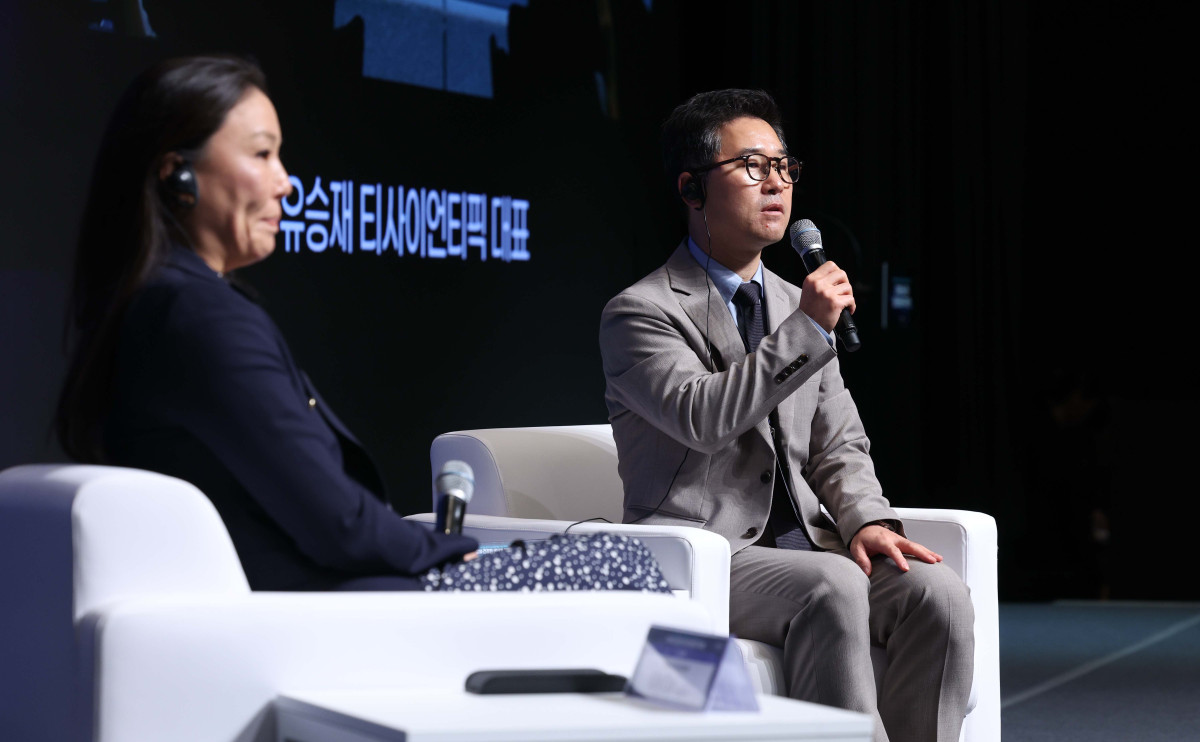 ▲유승재 티사이언티픽 대표가 24일 서울 서초구 JW메리어트 호텔 서울 그랜드볼룸에서 열린 이투데이 창간 15주년 테크퀘스트 및 넥스블록출범 기념 대토론 ‘디지털자산시장의 건강한 생태계 구축방안’에서 릴리 리우(Lily Liu) 솔라나재단 회장과 ‘디지털자산시장의 글로벌동향과 미래 발전 방향’에 대해 대담하고 있다. 이번 대토론에서는 가상자산 정책 방향과 산업 혁신, 글로벌 동향을 폭넓게 조망하며 시장의 안정적 발전을 위한 구체적 해법을 모색하고 향후 금융산업의 나아갈 길에 대한 심도 있는 통찰을 제시한다. 신태현 기자 holjjak@